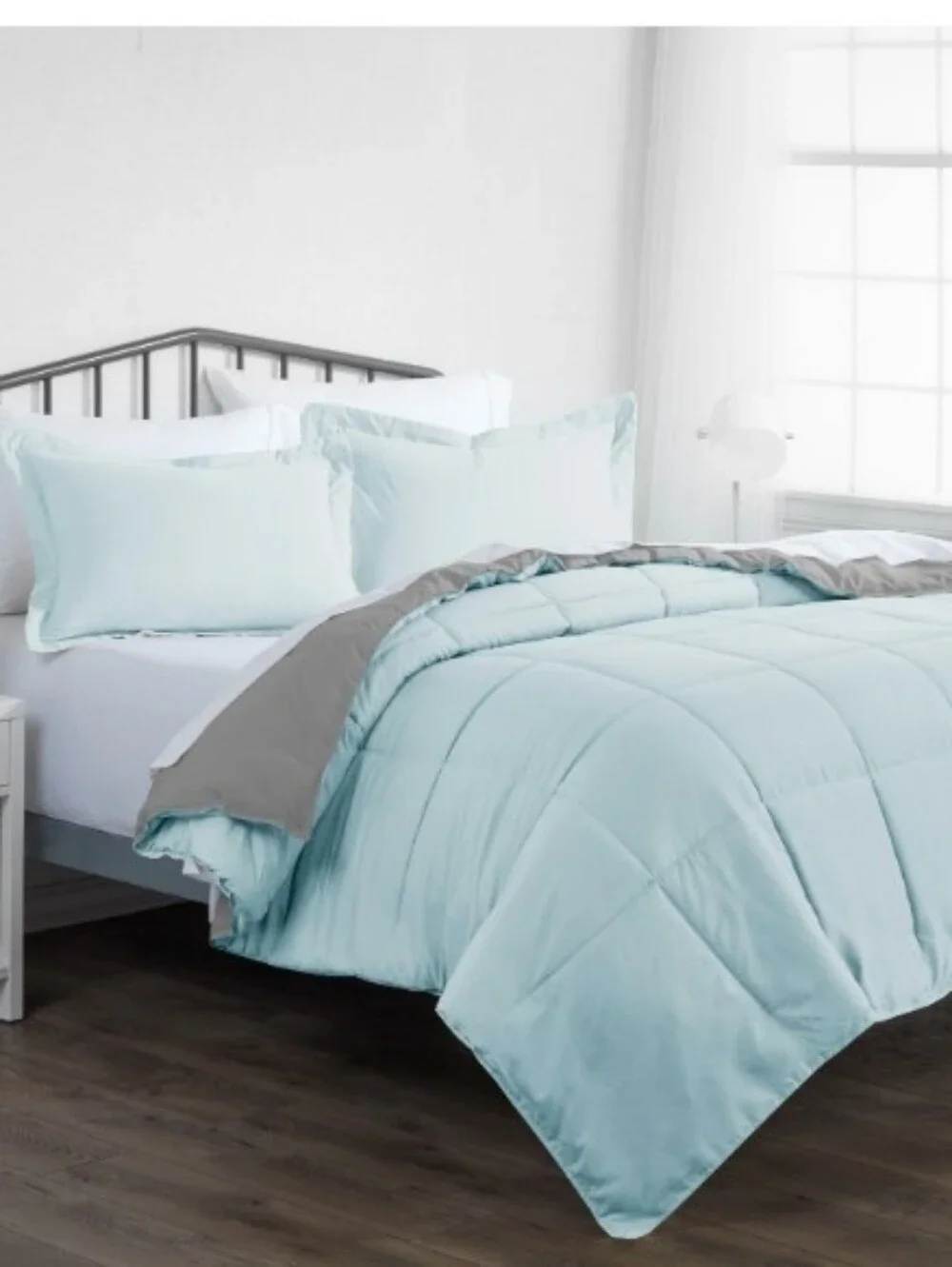 NWT Down Alternative Reversible King/cal King Comforter Set Aqua & Light Gray